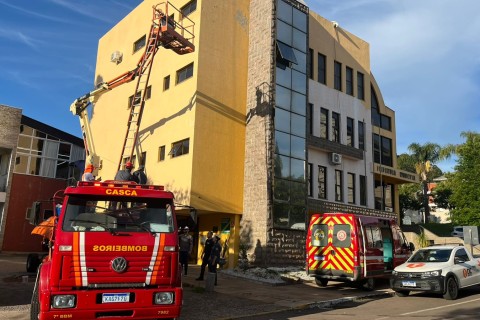 Drama nas alturas: bombeiros de Casca resgatam dois trabalhadores presos a 10 metros do chão em São Domingos do Sul